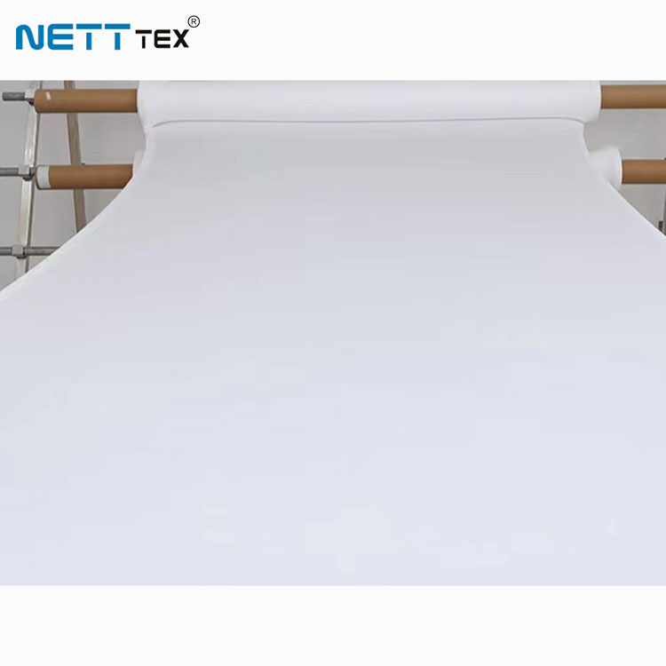 Làm thế nào để màng PTFE đạt được độ thở và khả năng không thấm nước?